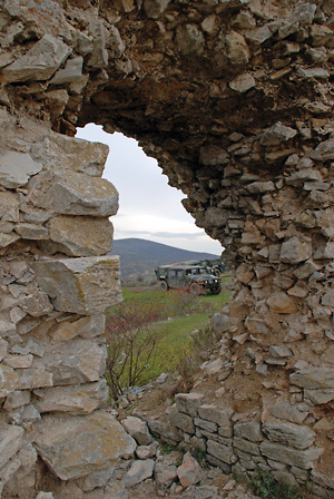 Како је српски средњовековни град Ново Брдо постао „тврђава Артана”: Америчка борна кола под новобрдским зидинама (новембар 2007)